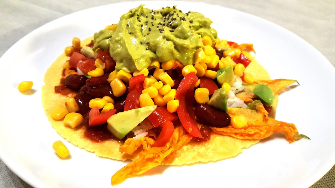 Tacos vegani con avocado e fiori di zucca