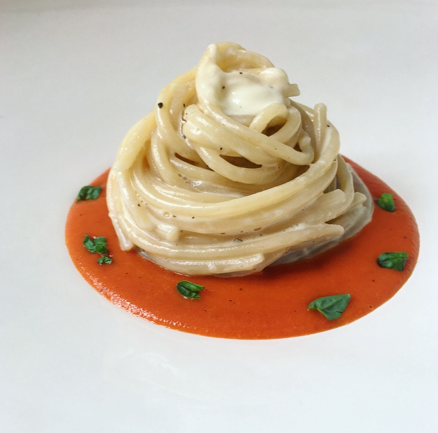 Spaghetti con stracciatella e pomodorini
