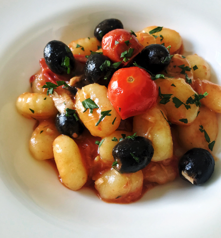 Gnocchi con pomodorini, tonno e olive
