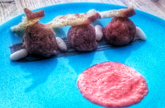 Crocchette di melanzane con salsa di borlotti all’aglio nero e crema di pomodorini