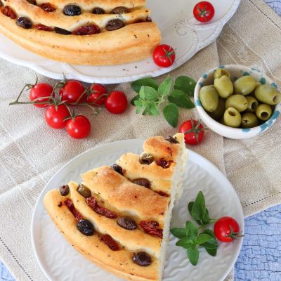 Focaccia Arrotolata Con Olive E Pomodori secchi