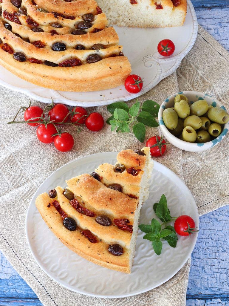 Focaccia Arrotolata Con Olive E Pomodori Secchi