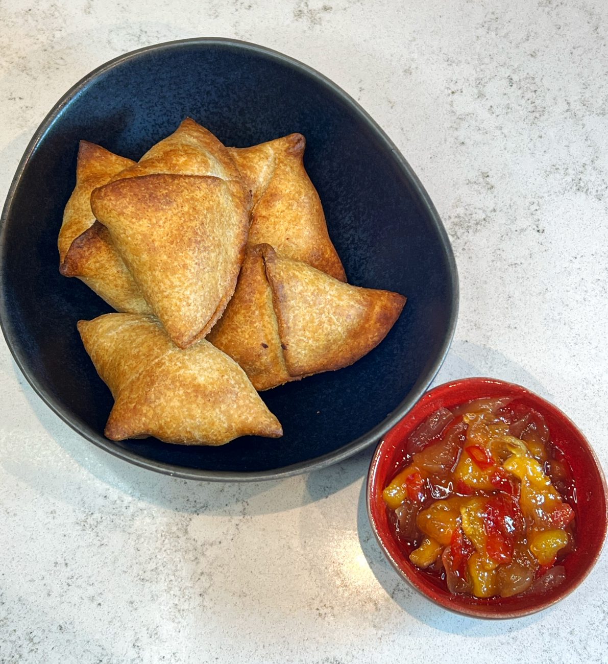 Samosa di farro con chutney di pesche